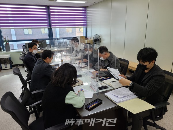 전주시는 KOTRA 전북지원단, 중소벤처기업진흥공단 전북본부, 한국무역협회 전북본부 등 관계자가 참석한 가운데 해외마케팅 수출판로 개척을 위한 간담회를 가졌다.(사진-전주시청)