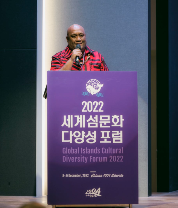2022년 신안군에서 열린 ‘2022 세계섬문화다양성 포럼’에서 연셜 중인 트리가 앨번스 이쇼다 (Tregar Albons Ishoda) 주한 마셜 제도 대사 (사진=박재아)