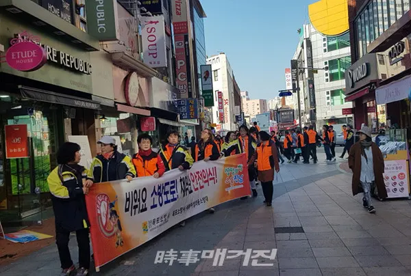 목포소방서는 제72회 불조심 강조의 달을 맞아‘비워요 소방도로! 채워요 안전의식!’슬로건에 맞춰 목포시 ‧ 신안군 의용소방대가 겨울철 화재예방을 위한 홍보활동에 나선다.사진은 소방의 날인 9일 목포역 등 3개소에서 홍보캠페인 전개 모습이다.  (사진_목포소방서)