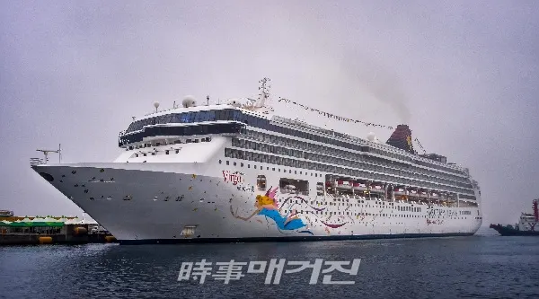 지난해 6월 26일 슈퍼스타버고호(7만 5천 톤급) 입항 모습(사진_여수시청 제공)