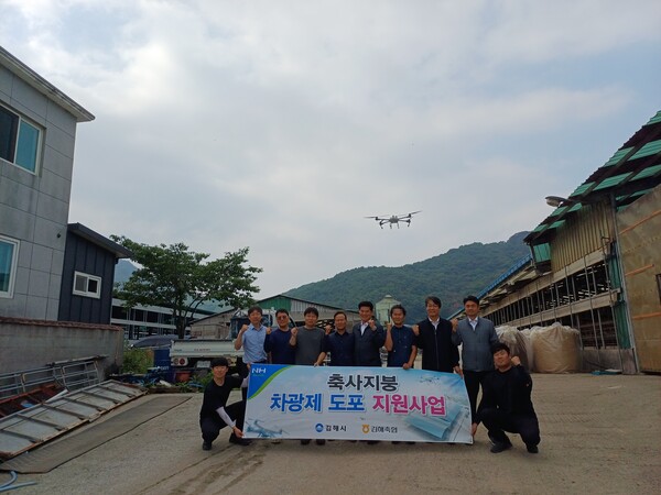 김해축협 조합원과 기념촬영을 하고 있다.(사진_강성령기자)