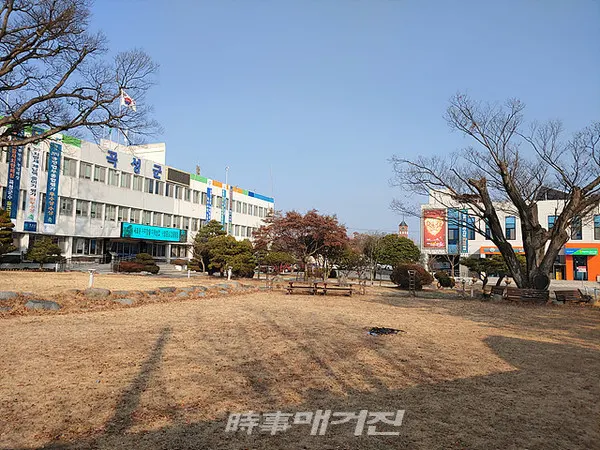 곡성군은 “금년 1월 6일부터 시작된 한파로 인해 관내 과수 재배농가의 동해 피해가 예상된다”고 22일 밝혔다.사진은 곡성군 청사 전경이다.(사진_송상교기자)