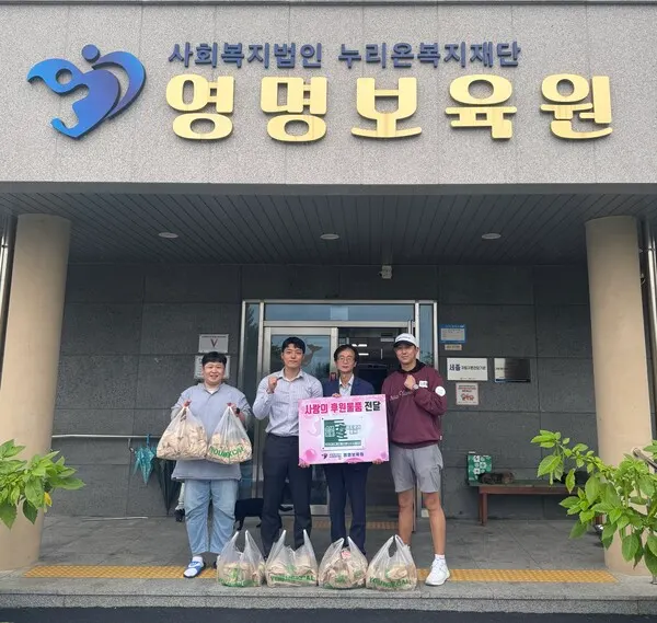 야차골프 시즌1 때 영칼로리포케와 함께 매치에서 나온 파·버디·이글 개수만큼 아동양육시설 친구들에게 샌드위치를 기부하고 직접 전달하는 스낵골프 관계자들. 이들은 보이지 않는 곳에서 꾸준히 좋은 일을 이어가고 있다.(사진_스낵골프)