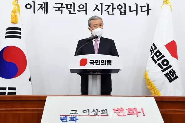 김종인 국민의힘 비상대책위원장이 지난달 8일 서울 여의도 국회에서 기자회견을 하고 있다. 김 위원장은 당을 떠나면서 “지난 1년간 국민의힘은 근본적 혁신과 변화를 위해 나름대로 노력했지만, 아직 부족한 점투성이”라며 “국민의 승리를 자신들의 승리로 착각하지 말라”고 쓴소리를 날렸다.(사진_공동취재단)