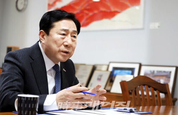 김기문 회장은 현재 중소기업은 고물가·고금리·고환율·인력난의 복합경제위기에 처해 있다며 이러한 복합경제위기는 개별 중소기업이 대응하는 데 한계가 있다고 우려의 목소리를 내고 있다. (사진_중소기업중앙회)