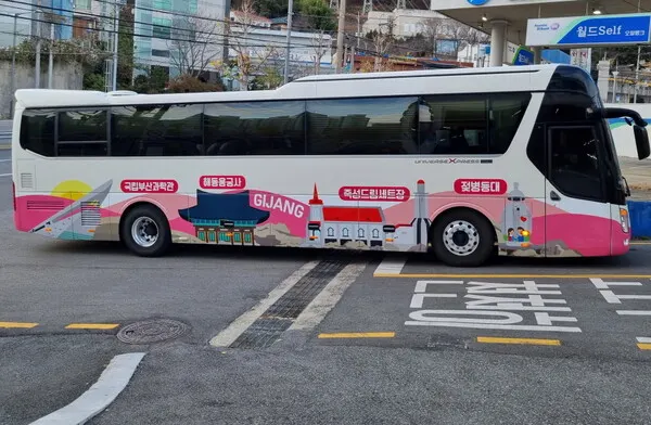 기장군 관광홍보 랩핑버스가 운행중에 있다,(사진_기장군)