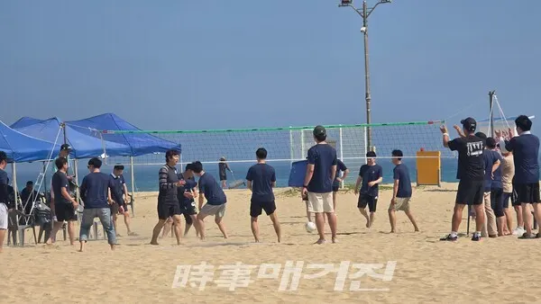 체육대회 시간 배구경기를 하고 있다. (사진_이성만 기자)