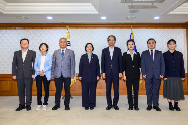 한성숙 국무총리와 기념촬영을 하는 17명의 위원들 (사진_태평양기후위기대응협의회 제공)