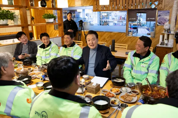 윤석열 대통령이 설 연휴 첫날인 9일 서울 동작구 한 식당에서 동작구 소속 가로청소 환경공무관들과 조찬을 함께 하며 이야기를 나누고 있다.(사진_대통령실)