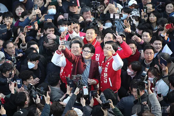 한동훈 국민의힘 비상대책위원장이 지난 7일 오후 경기도 수원시 팔달구 지동못골시장을 방문해 시민들과 기념촬영을 하고 있다.(사진_국민의힘)