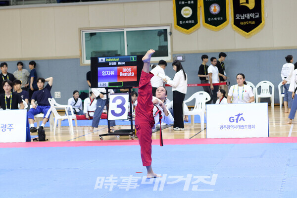 2026 광주오픈 국제태권도대회에 참가한 맥시코 Ines Renata 선수 품새 경기 장면 (사진 정연수 기자)