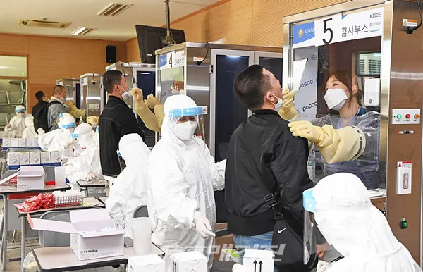해군교육사령부는 “23일(월) 해군병 제671기 입영을 실시했다”고 밝혔다. 사진은 제671기 해군병 입영 (3)_ 23일(월), 해군교육사령부에서 실시한 '해군병 671기 입영' 중 입영대상자들이 PCR검사를 받고 있다. (사진_ 해군교육사령부)