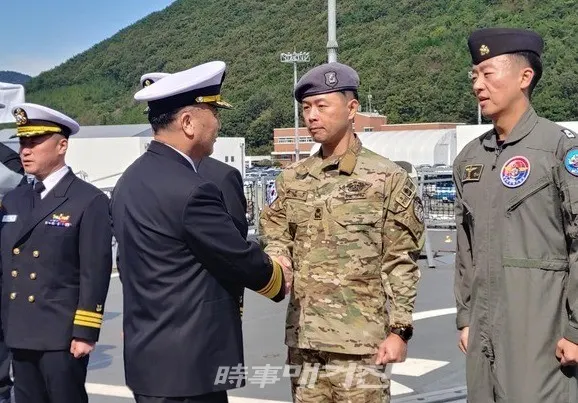 16일(수) 오전 진해 군항에서 열린 '청해부대 29진 입항 환영행사'에서 해군작전사령관 박기경 중장(왼쪽)이 청해부대 29진 장병들과 악수하고 있다.(사진_송상교기자)