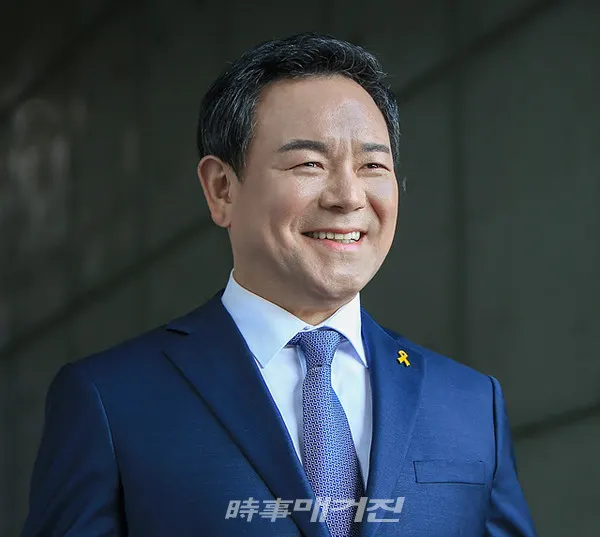 국회 행정안전위원회 소속 더불어민주당 이형석 국회의원(광주 북구을)은 “최근 개인형 이동수단(PM)의 이용자가 증가하며 사고도 크게 늘고 있다”며 “경찰청은 개인형 이동수단에 의한 사고 방지 대책 마련이 시급하다”고 지적했다.사진은 국회 행정안전위원회 소속 더불어민주당 이형석 국회의원(광주 북구을)이다.(사진_이형석 국회의원 의원실)