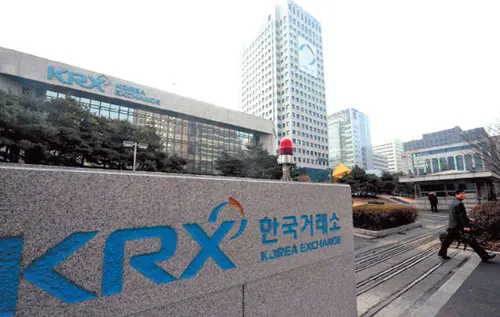 ▲ 한국거래소가 올해를 ‘클린 코스닥 원년으로 삼겠다’며 부실기업 퇴출작업에 전력을 기울이는 것은 코스닥의 낡고 부정적인 이미지를 털어버리고 진정한 중소·벤처기업의 요람을 만들겠다는 것으로 거래소는 퇴출작업을 대대적으로 펼치고 있다.