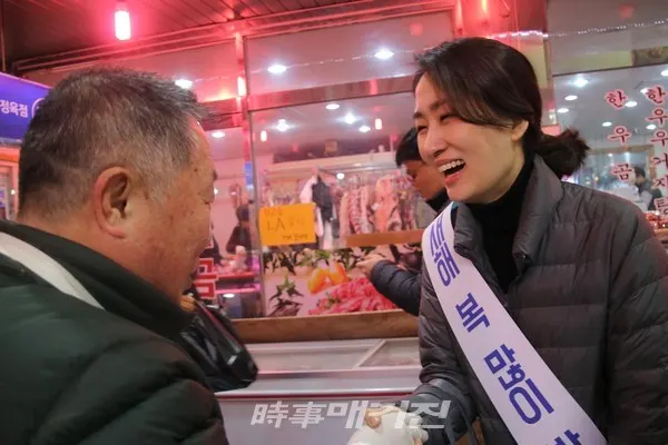 김수민 국회의원이 22일 전통시장을 찾아 시민들과 인사를 나누고 있다.(사진_김수민 의원실)