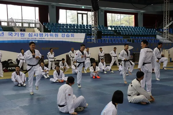 2월 20일(화) 군경 등 기관 심사평가위원이 국기원 중앙수련장에서 겨루기 실기교육을 받았다. (사진_국기원)