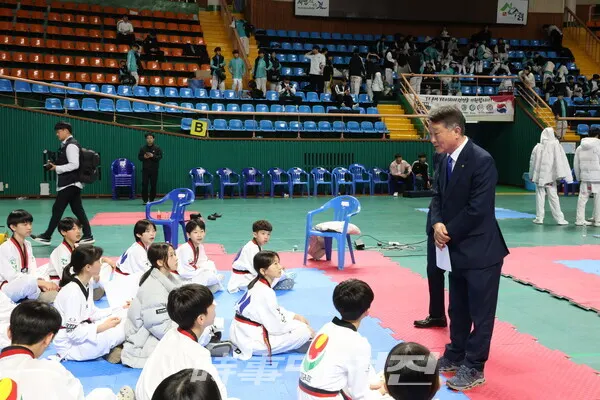 전남도대표에 선발된 선수들에게 격려말 하는 박경환 전라남도태권도협회장 (사진조두상 기자)