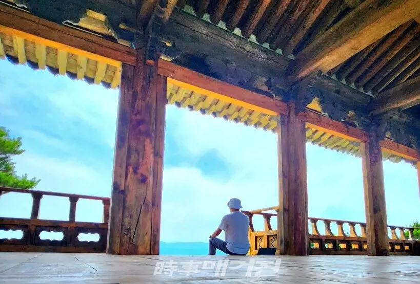 영덕군 병곡면 명사이십리 해안이 훤히 내려다보이는 상대산 관어대(사진_조용우 칼럼니스트)