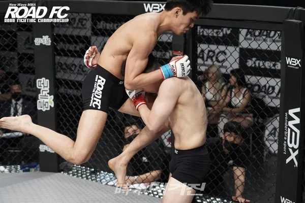 김동현의 제자 박시원 선수 경기 모습(사진_ROAD FC)