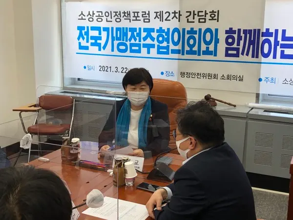 지난 3월에는 직능경제안단체총연합회, 전국가맹점주협의회, 한국중소상인자영업자총연합회와 민생간담회를 갖고 코로나19로 한계상황에 몰린 소상공인‧자영업자의 애로사항을 청취하고 정책 방향을 논의한 서영교 의원은 “소상공인‧자영업자 단체 대표님들께 제가 소상공인‧자영업자의 목소리를 국회에서 내는 스피커가 되겠다”고 약속했다.