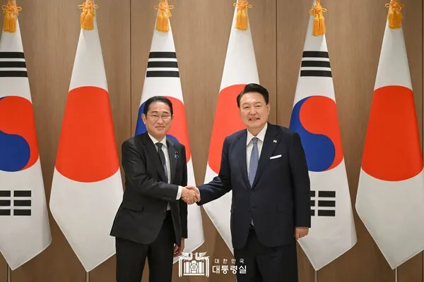 윤석열 대통령이 6일 서울 용산 대통령실에서 열린 한일 확대 정상회담에서 기시다 후미오 일본 총리와 악수하고 있다.(사진_대통령실)