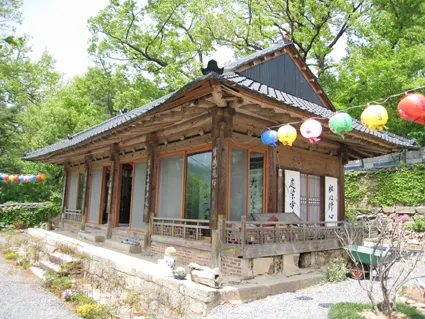 ▲ 양산의 시내에서 얼마 떨어지지 않은 산 속에 자리 잡은 달마사는 하늘과 맞닿은 자연환경과 함께 깨끗한 공기로 도시 속에서의 바쁜 일상을 잠시나마 잊게 해준다.