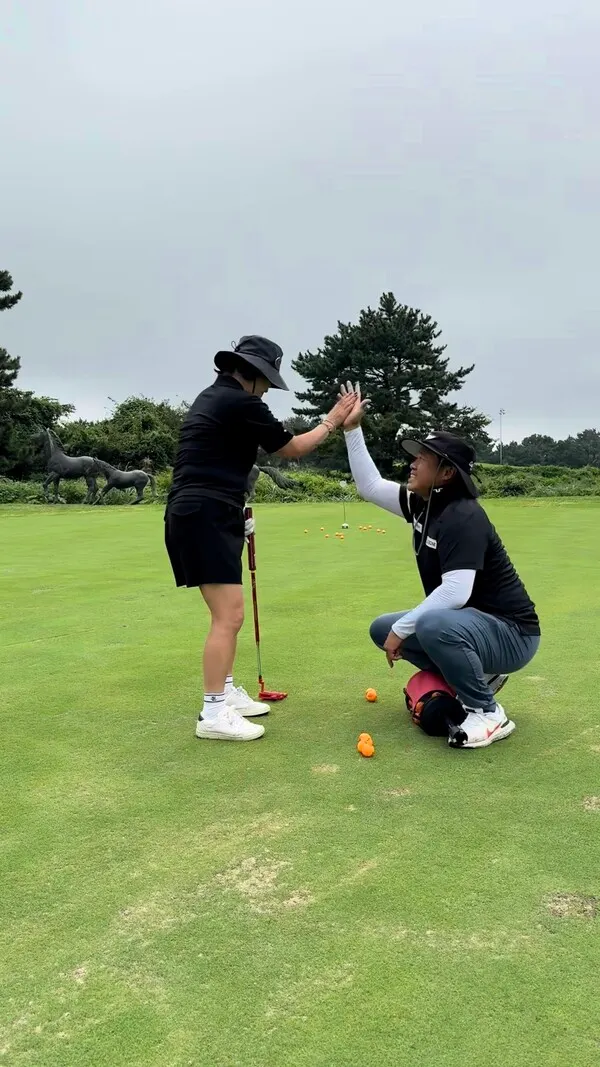 라운드 복귀 후 “정말로 타수가 줄었다”는 메시지를 받을 때마다, 신 대표는 처음 감귤색 공을 쥐었던 날의 마음을 떠올린다고 했다. (사진_우즈골프투어)