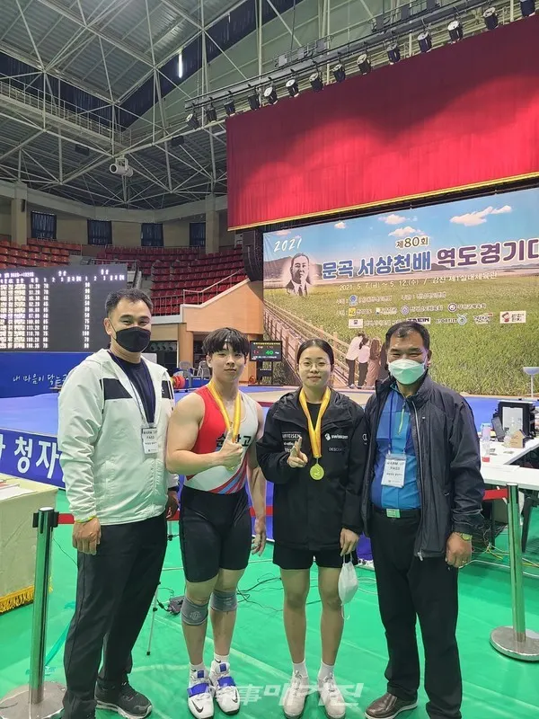 전남 강진에서 열린 ‘제80회 문곡 서상천배 역도경기대회’에서 전북의 역도 선수들이 메달 사냥에 대거 성공했다.(사진-순창고 선수들, 전북도체육회 제공)