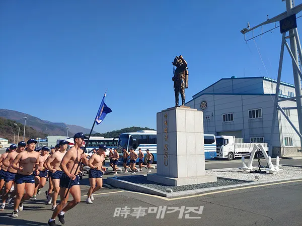 해군 해난구조전대(SSU)장병들이 15일 오후 경남 진해군항 일대에서 차가운 겨울 바람를 가르며 맨몸 구보를 하고 있다.(사진_송상교기자)
