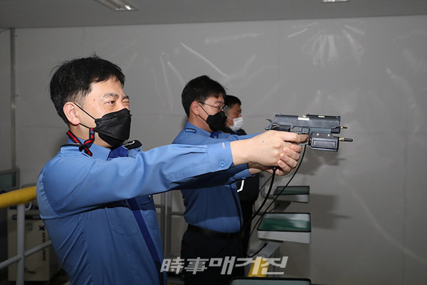 서해지방해양경찰청은 "해군 소령과 공군 대위 출신의 경위채용 교육생들이 서해지방해양경찰청에서 ‘관서 실습’을 받고 있다"고 전했다.사진은 시뮬레이선 사격 실습 하고 있는 교육생 모습이다.(사진_서해지방해양경찰청)