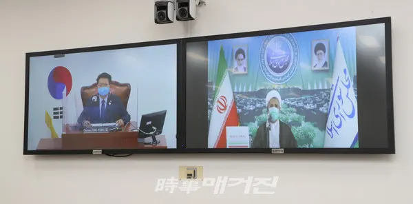 송영길 국회 외교통일위원장(더불어민주당)이 30일 오후 모즈타바 졸누리(Mojtaba Zolnouri) 이란 국회 국가안보·외교정책위원장과 회상회담을 하고 있다.(사진_송영길 의원실)