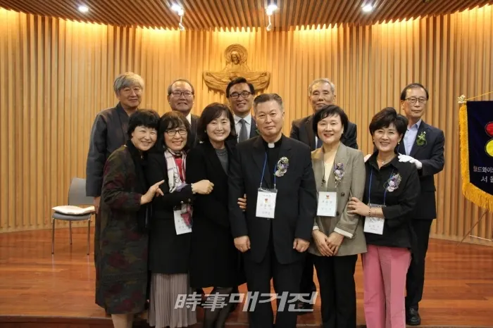 서울ME 대표팀과 정년·은퇴를 하는 부부들이 기념사진을 촬영하고 있다.(사진_서울ME)