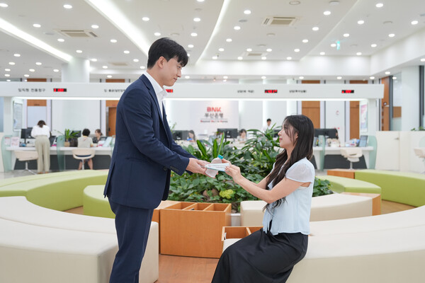 BNK금융그룹(회장 빈대인)은 연일 계속되는 기록적인 폭염으로 지역민들의 건강과 일상에 어려움이 커지는 가운데, BNK부산은행과 BNK경남은행을 중심으 지역 주민들의 안전한 여름나기를 위한 다양한 지원활동을 이어가고 있다고 3일 밝혔다.(사진_BNK금융그룹)