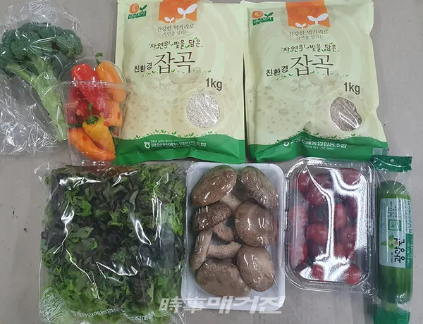 광양시는 "친환경농산물식재료지원사업비 8억6천7백만 원을 투입해 초·중·고등학교 학생 가정에는 ‘친환경 쌀’을, 어린이집·유치원 원아 가정에는 ‘친환경 농산물 꾸러미’를 공급하기로 결정했다"고 17일 밝혔다.(사진_광양시청)