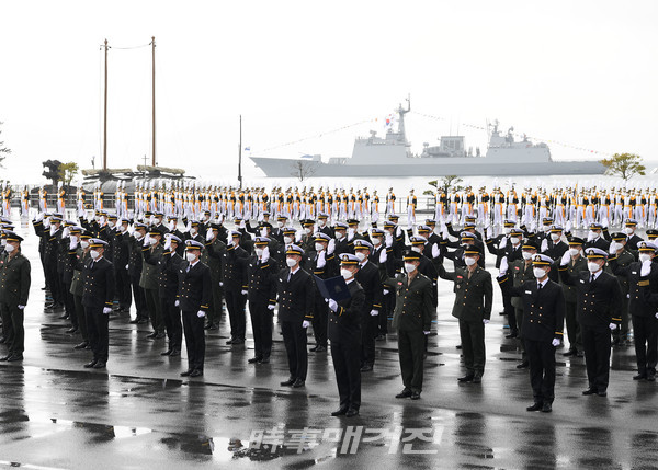 해군사관학교는 “3월 12일 오후 2시 교내 연병장에서 서욱 국방부장관 주관으로 제75기 해군사관생도 졸업 및 임관식을 개최했다”고 밝혔다.사진은 3월 12일(금) 오후 2시 해군사관학교 연병장에서 제75기 해군사관생도 졸업 및 임관식이 개최됐다. 해군ㆍ해병대 신임 소위들이 임관선서를 하고 있다. (사진_해군사관학교)
