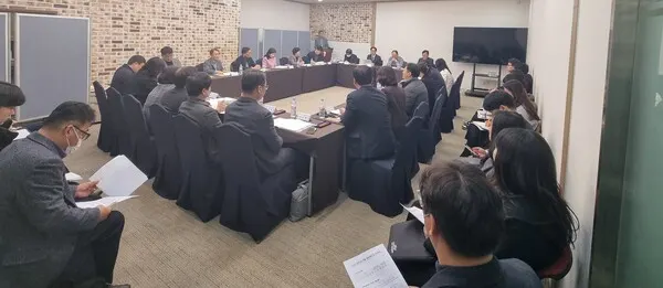 경남도가 지난 19일 경남관광재단에서 ‘호텔리조트 투자배치 협의회’ 회의를 진행하고 있다. (사진_경상남도)