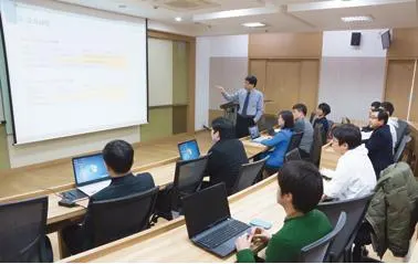 ▲ 경영대학원은 지난해 경영학, 통계학, 데이터과학이 융합된 Data Scientist를 양성한다는 목적으로 국내 최초의‘빅데이터 경영 MBA’과정을 개설했다.