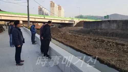 박종인 안전건설교통국장이 대장·소사천 생태하천복원사업 현장을 찾았다. (사진:창원시청)
