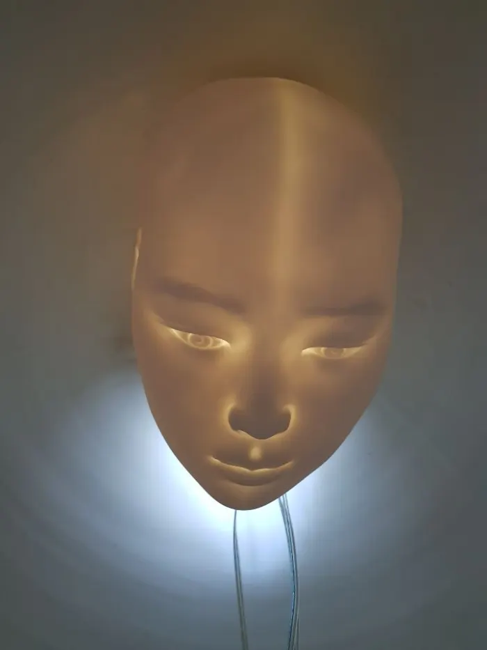 조각가 임영선, 피안의 땅 (일부), 2018, 3mX5mX18cm, 백자도자기 스테인레스스틸 아크릴 LED (사진=예술의전당 한가람미술관)