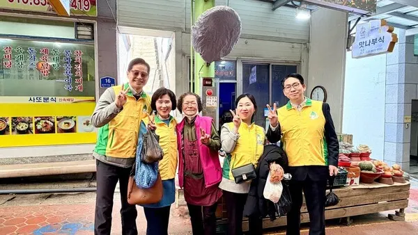 지난 19일 신천지자원봉사단 거제지부가 옥포전통시장에서 지역의 상권을 살리기 위한 '전통시장 장 보기' 캠페인을 실시한 가운데 지역상인과 기념촬영을 하고 있다.(사진_신천지자원봉사단 거제지부)