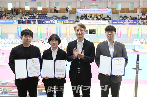 서구청장 김이강 표창장 수여 후 기념사진(왼쪽부터) 류우형, 류정선, 김이강청장, 조한우(사진_정연수 기자)