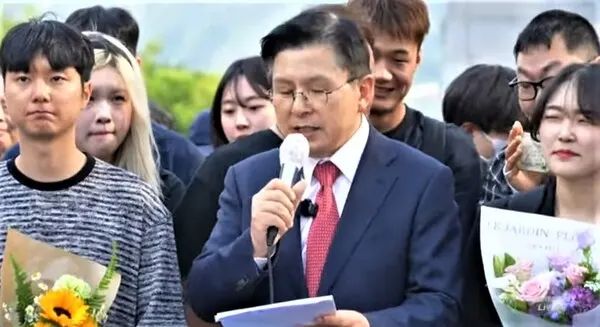 황교안 전 국무총리가 지난 6일 광화문 이순신 장군 동상 앞에서 신당 창당을 공식 선언하고 있다.(사진_황교안TV)