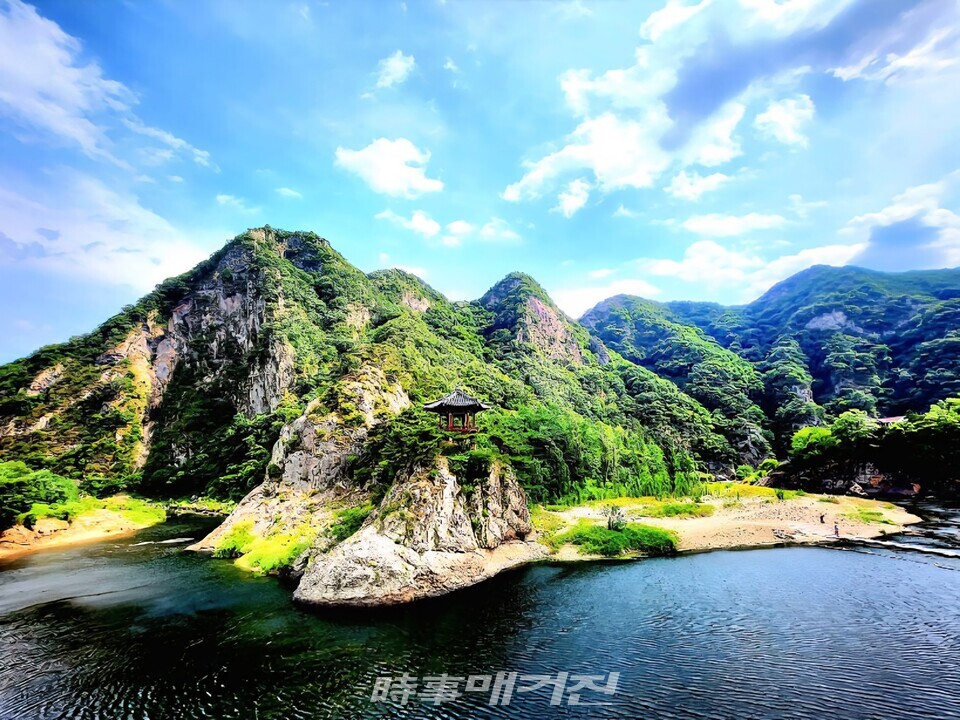 충북 영동의 월류봉 풍광(사진 조용우 칼럼니스트)