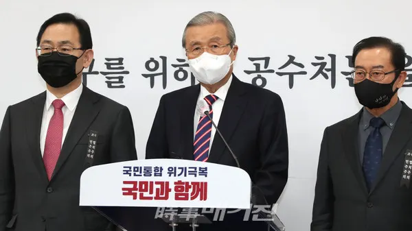 김종인 국민의힘 비상대책위원장이 8일 오후 국회에서 더불어민주당의 공수처법 강행처리와 관련한 긴급기자회견을 하고 있다.(사진_공동취재단)