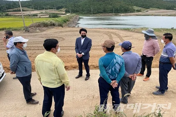정광호 위원장,(사진 중앙)도서 섬 지역 농업 현장 살펴/사진=전라남도의회 제공