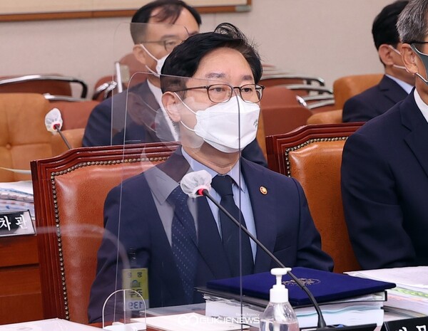 박범계 법무부장관이 5일 국회 법제사법위원호; 국정감사에 출석해 여야 의원들의 대장동 사건과 관련한 질의에 집중하고 있다.(사진/국회)