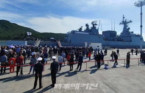 ​해군작전사령부는 16일 오전 진해 군항에서 청해부대 29진 임무를 마치고 복귀한 대조영함의 입항 환영식을 열었다.(사진_송상교기자)