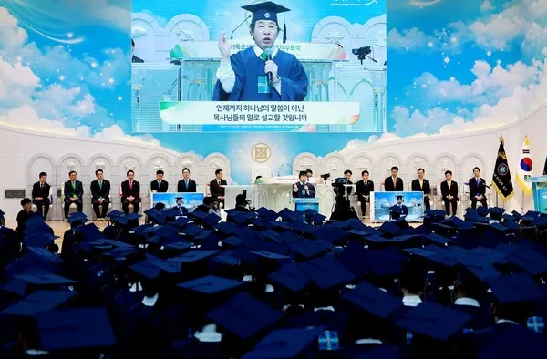 2일 신천지예수교 증거장막성전 청주교회에서 열린 '시온기독교선교센터 116기 수료식'에서 목회자 출신 오선경 수료생이 대표로 소감문을 발표하고 있다.(사진_신천지예수교회)