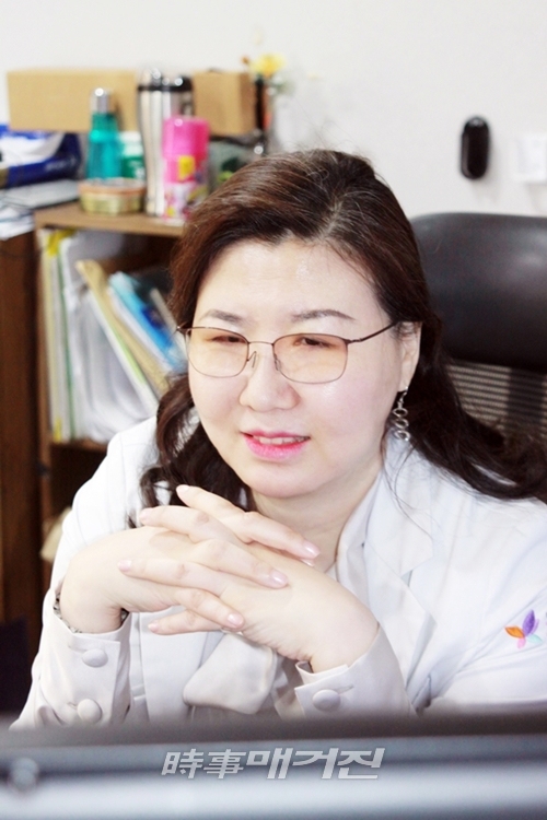 환자들에게 친구가 되어 줄 것이라는 이지혜 병원장. 그녀는 “예기치 않은 상황에 처해 인생 가운데서 병이라는 강도를 만난 환자들에 대해서, 저는 선한 이웃, 선한 친구가 되어 줄 것입니다. 그래서 그들이 잃어버린 본연의 건강한 자아 및 자기를 찾을 수 있도록 제가 알고 있는 모든 전문적인 지식들과 치료를 통해서 도와주는 사람이 되는 것이 저의 의료인으로서 철학입니다”라고 말한다.(사진_신혜영 기자)